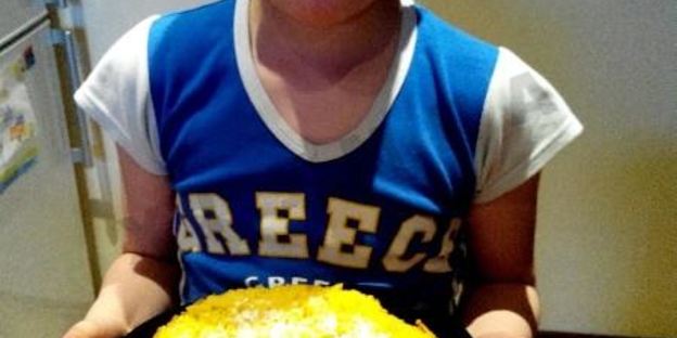 шарлотка с яблоками в мультиварке с манкой