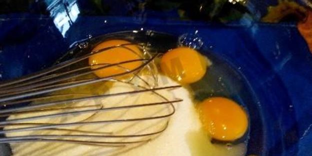 шарлотка с яблоками в мультиварке с манкой