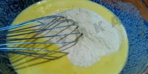 шарлотка с яблоками в мультиварке с манкой