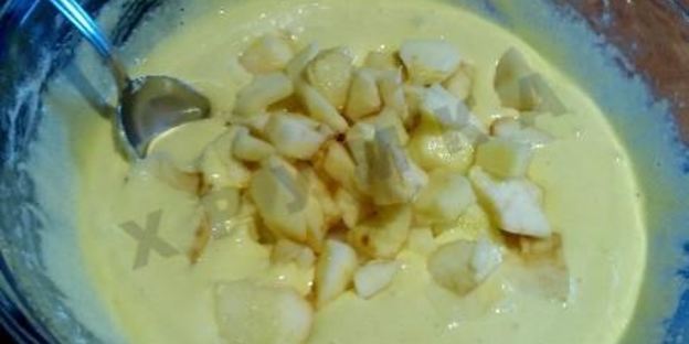 шарлотка с яблоками в мультиварке с манкой