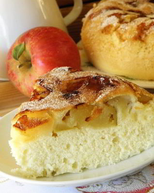 Шарлотка с яблоками в мультиварке