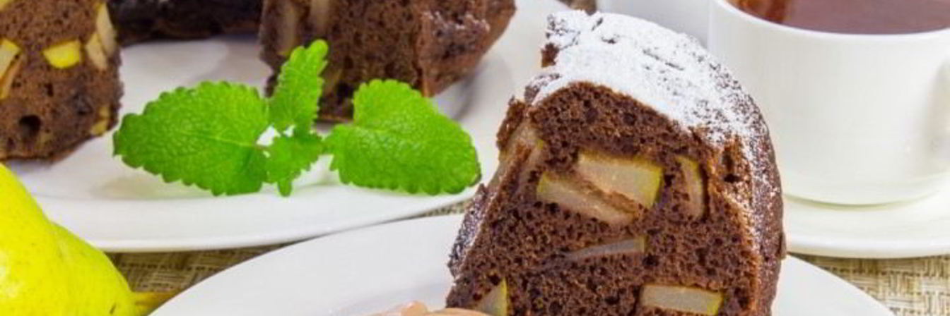 Шоколадная шарлотка с грушей