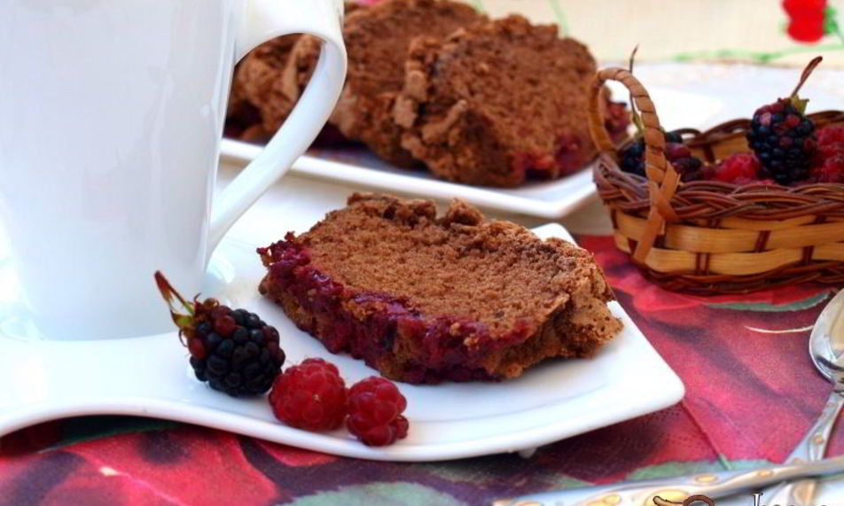 Рецепт шоколадной шарлотки с ягодами