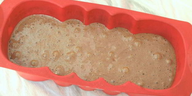 шоколадная шарлотка с ягодами