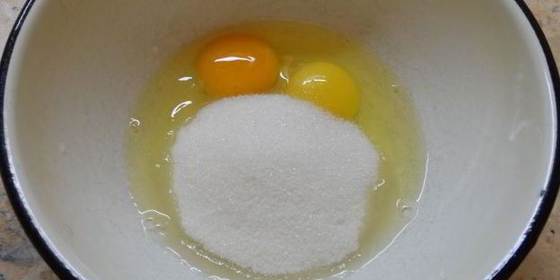 яблочная шарлотка с карамелью в микроволновке