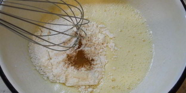 яблочная шарлотка с карамелью в микроволновке