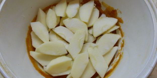 яблочная шарлотка с карамелью в микроволновке