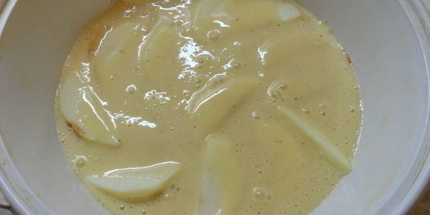 яблочная шарлотка с карамелью в микроволновке