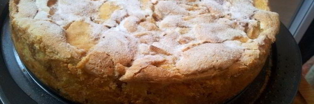 Яблочная шарлотка