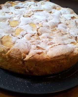 Яблочная шарлотка