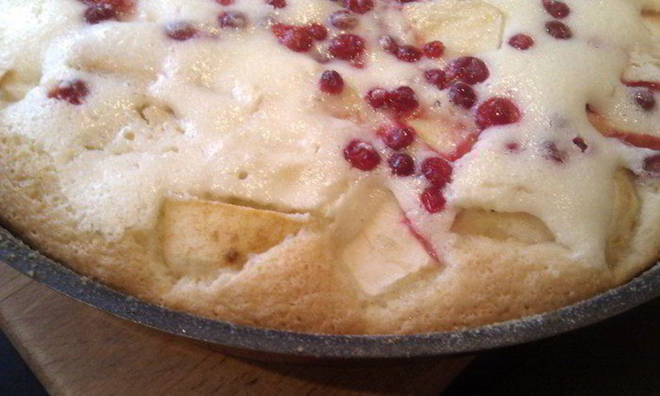 Рецепт яблочно-брусничной шарлотка