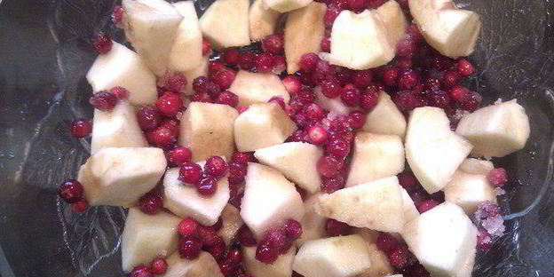 яблочно-брусничная шарлотка