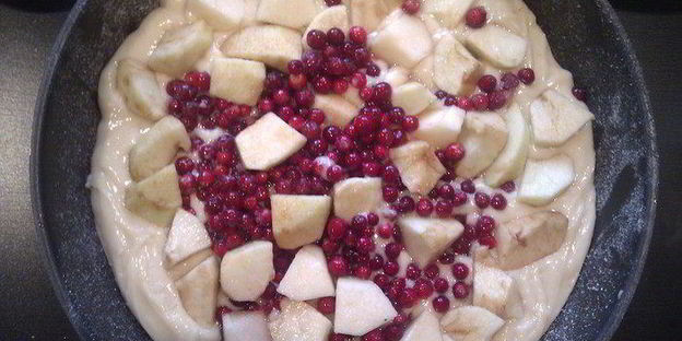 яблочно-брусничная шарлотка