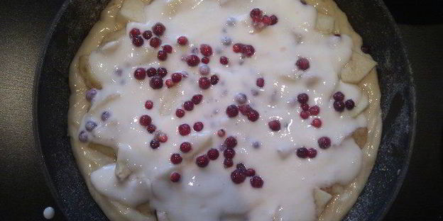 яблочно-брусничная шарлотка