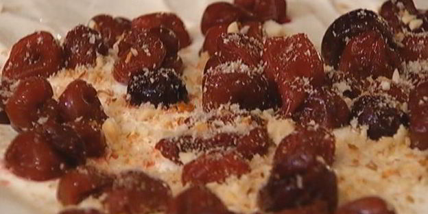 легкий штрудель с вишней и миндалем