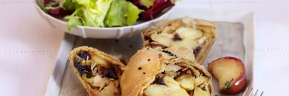 Мясной штрудель с яблоками