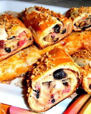 Штрудель из ревеня и изюма