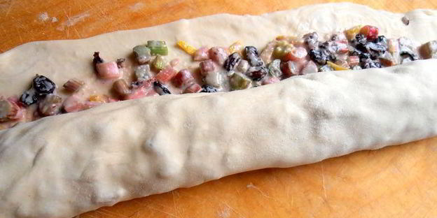 штрудель из ревеня и изюма