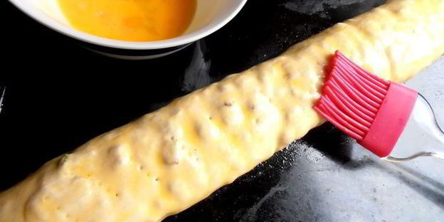 штрудель из ревеня и изюма