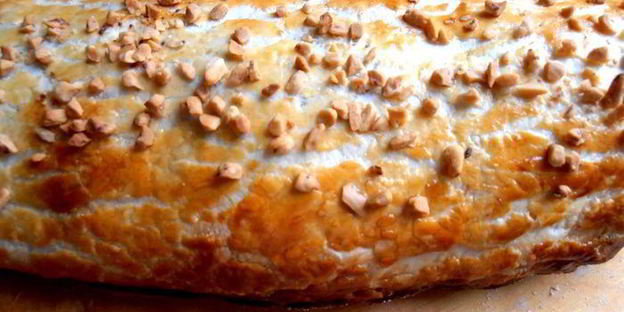 штрудель из ревеня и изюма