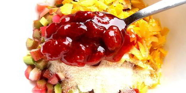 штрудель из ревеня и изюма