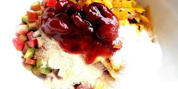 штрудель из ревеня и изюма