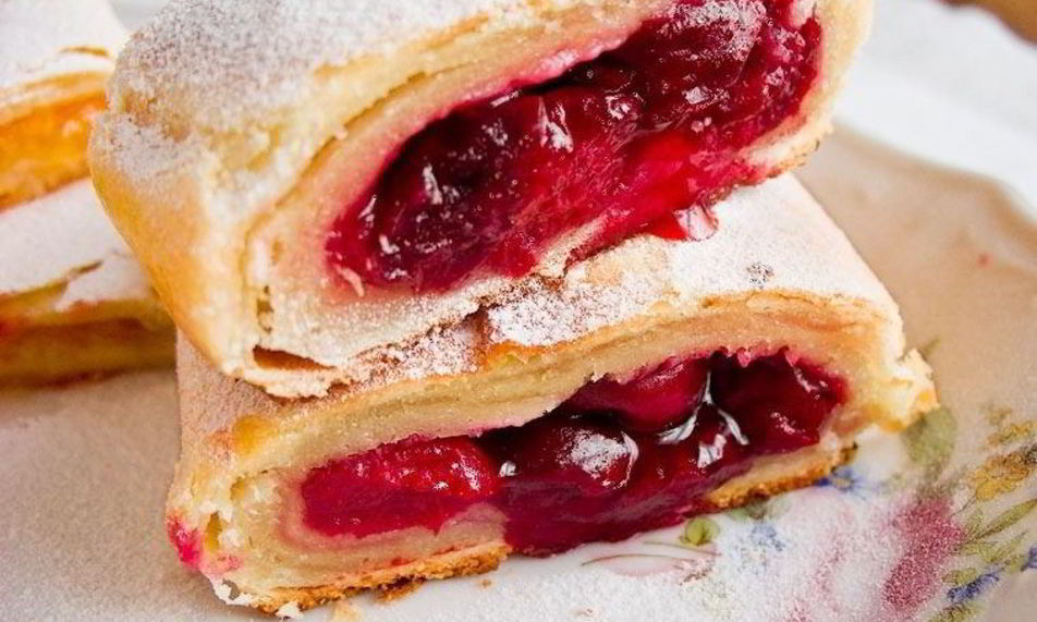 Рецепт штруделя из творожного теста с вишневой начинкой