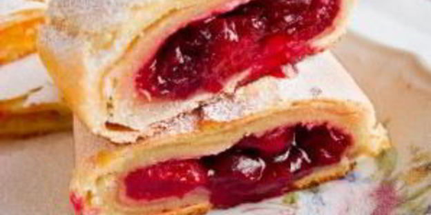 штрудель из творожного теста с вишневой начинкой