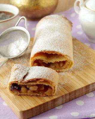 Штрудель из творожного теста с яблоками и клюквой