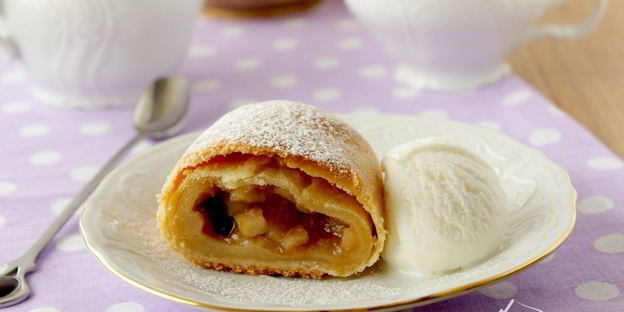 штрудель из творожного теста с яблоками и клюквой