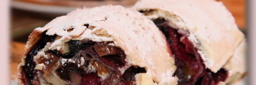 Штрудель из вытяжного теста с вишнями