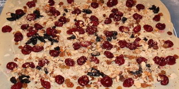 штрудель из вытяжного теста с вишнями