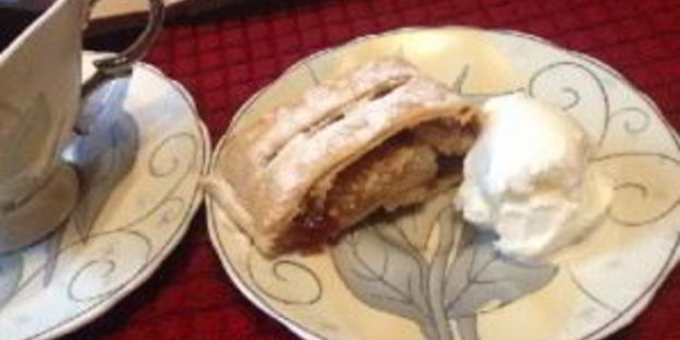 штрудель с грушей и яблоком