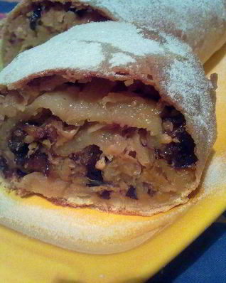 Штрудель с капустой, творогом и черносливом