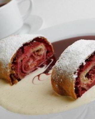 Штрудель с клубникой и изюмом