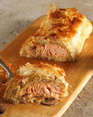 Штрудель с лососем и тушеной капустой