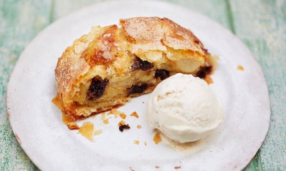 Рецепт штруделя с садовыми фруктами в тесте фило