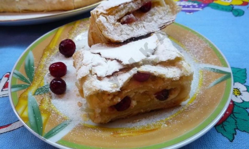 Рецепт штруделя с творожной начинкой из слоеного теста