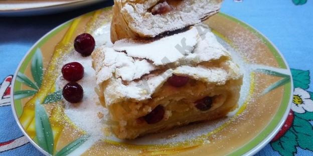 штрудель с творожной начинкой из слоеного теста