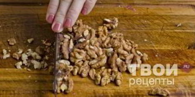 штрудель с уткой, грецкими орехами и клюквенным соусом