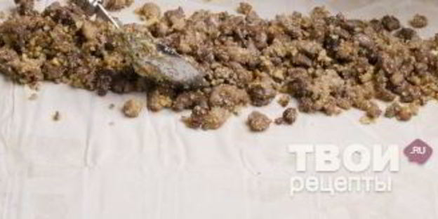 штрудель с уткой, грецкими орехами и клюквенным соусом