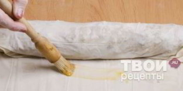 штрудель с уткой, грецкими орехами и клюквенным соусом