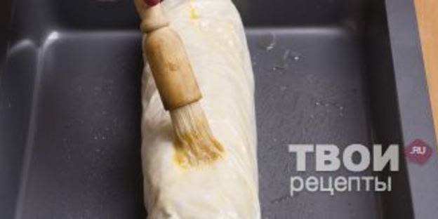 штрудель с уткой, грецкими орехами и клюквенным соусом