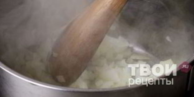 штрудель с уткой, грецкими орехами и клюквенным соусом