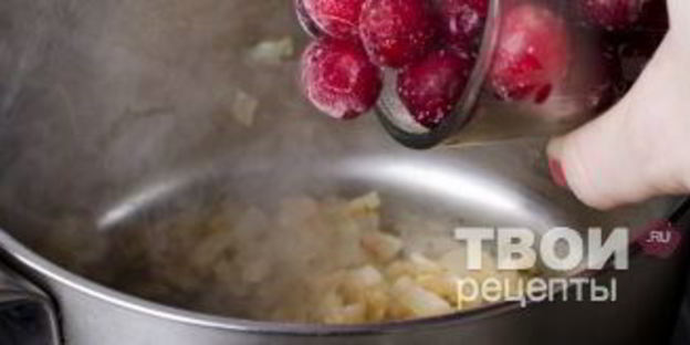 штрудель с уткой, грецкими орехами и клюквенным соусом