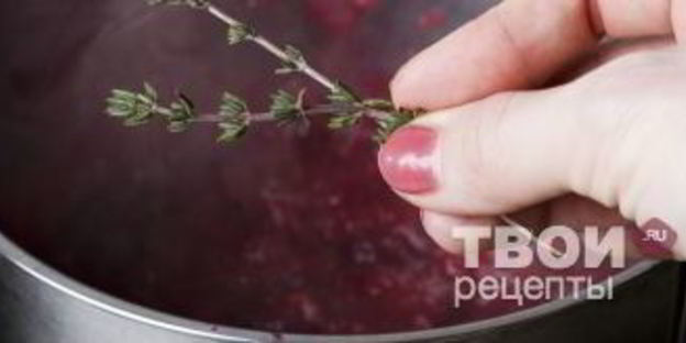 штрудель с уткой, грецкими орехами и клюквенным соусом