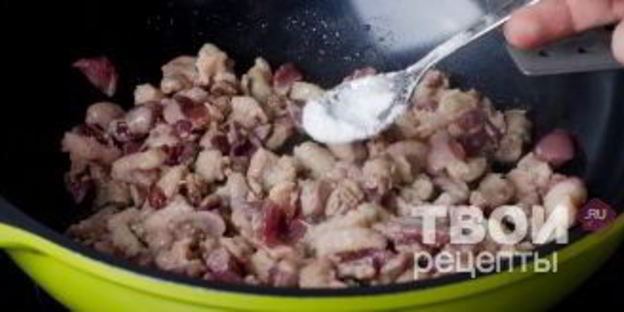 штрудель с уткой, грецкими орехами и клюквенным соусом