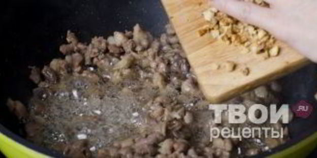 штрудель с уткой, грецкими орехами и клюквенным соусом