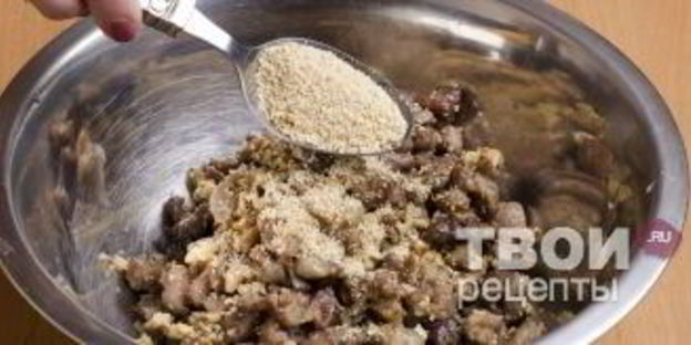 штрудель с уткой, грецкими орехами и клюквенным соусом