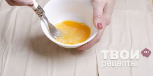 штрудель с уткой, грецкими орехами и клюквенным соусом